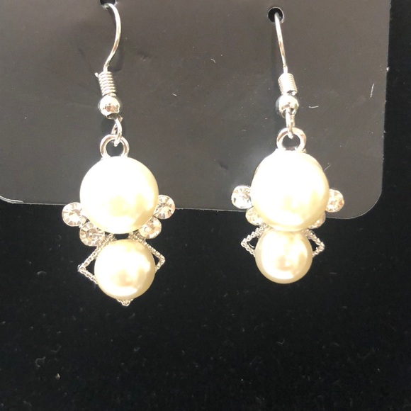 White earrings - Picture 1 of 3